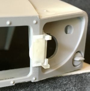 Trumpter M-ATV 1/16 - front mirror support